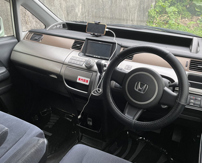 ステップワゴン　定員8人　車内　前